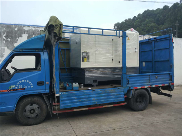 裝車完畢,把機(jī)床運(yùn)往客戶處 裝車完畢,把機(jī)床運(yùn)往客戶處