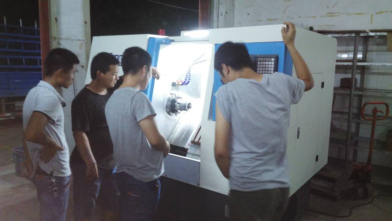 周邊的客戶(同行業(yè)的加工廠老板來參觀凱恩利的機器) 周邊的客戶(同行業(yè)的加工廠老板來參觀凱恩利的機器)