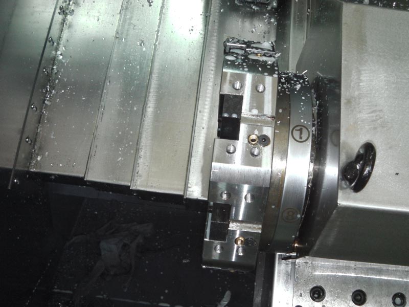 大拖板和刀架斜置，使得機床的操作和排屑都很方便，并且占地面積小，有很好的宜人性。