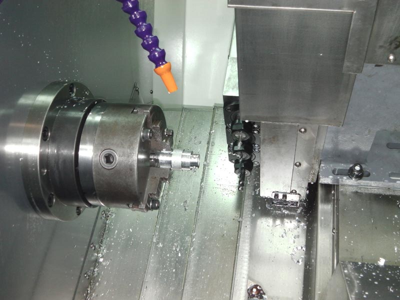 大拖板和刀架斜置，使得機床的操作和排屑都很方便，并且占地面積小，有很好的宜人性。