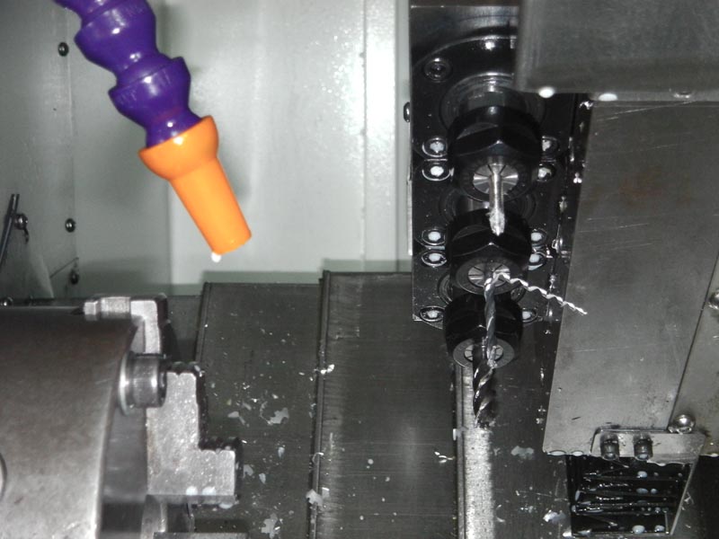  機床結構特點 Construction and feature of machine tool ■ 適用于重負荷和連續(xù)切削，可保持長久的高精度和優(yōu)質的表面精糙度。 ■ 高精度、高剛性、重負荷主軸。 主軸采用原裝進口日本NSK或德國FAG P4級精密級主軸軸承 主軸采用原裝進口日本NSK或德國FAG P4級精密級主軸軸承 主軸采用原裝進口日本NSK或德國FAG P4級精密級主軸軸承 主軸采用原裝進口日本NSK或德國FAG P4級精密級主軸軸承 主軸采用原裝進口日本NSK或德國FAG P4級精密級主軸軸承，經工程計算分析取得較佳化的跨距配置，配合獨特的迷宮式防水設計和散熱片式主軸箱設計，可達到更佳的防水防塵效果。引用高科技潤滑技術及高剛性套筒結構展現(xiàn)較佳穩(wěn)定性，能確保更大軸向剛性，徑向剛性及加工精度。采用專用主軸電機及進口變頻器，實現(xiàn)大范圍自動無級調速，整支主軸由臺灣普森專業(yè)主軸廠家生產。主軸軸承為前三后二排列,更能承受較強沖擊。主軸設計轉速可達8000rpm/min。 ■ 剛性好，操作、排屑方便。 高強度，床身傾斜45°，采用優(yōu)質鑄鐵樹脂砂造型，并經二次退火處理，保證鑄件穩(wěn)定性，緊密型筋骨板結構，剛性好、抗震性強。