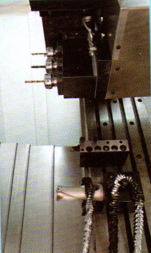 控制系統(tǒng)及主軸電機采用伺服主軸，加裝兩軸徑向或軸向伺服動力頭?？蓪崿F(xiàn)主軸360度任意分度定位，鉆、攻、銑功能。