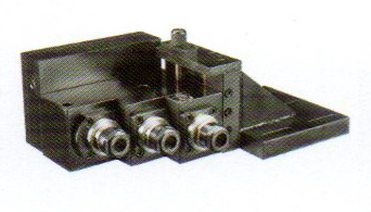 控制系統(tǒng)及主軸電機采用伺服主軸，加裝兩軸徑向或軸向伺服動力頭?？蓪崿F(xiàn)主軸360度任意分度定位，鉆、攻、銑功能。