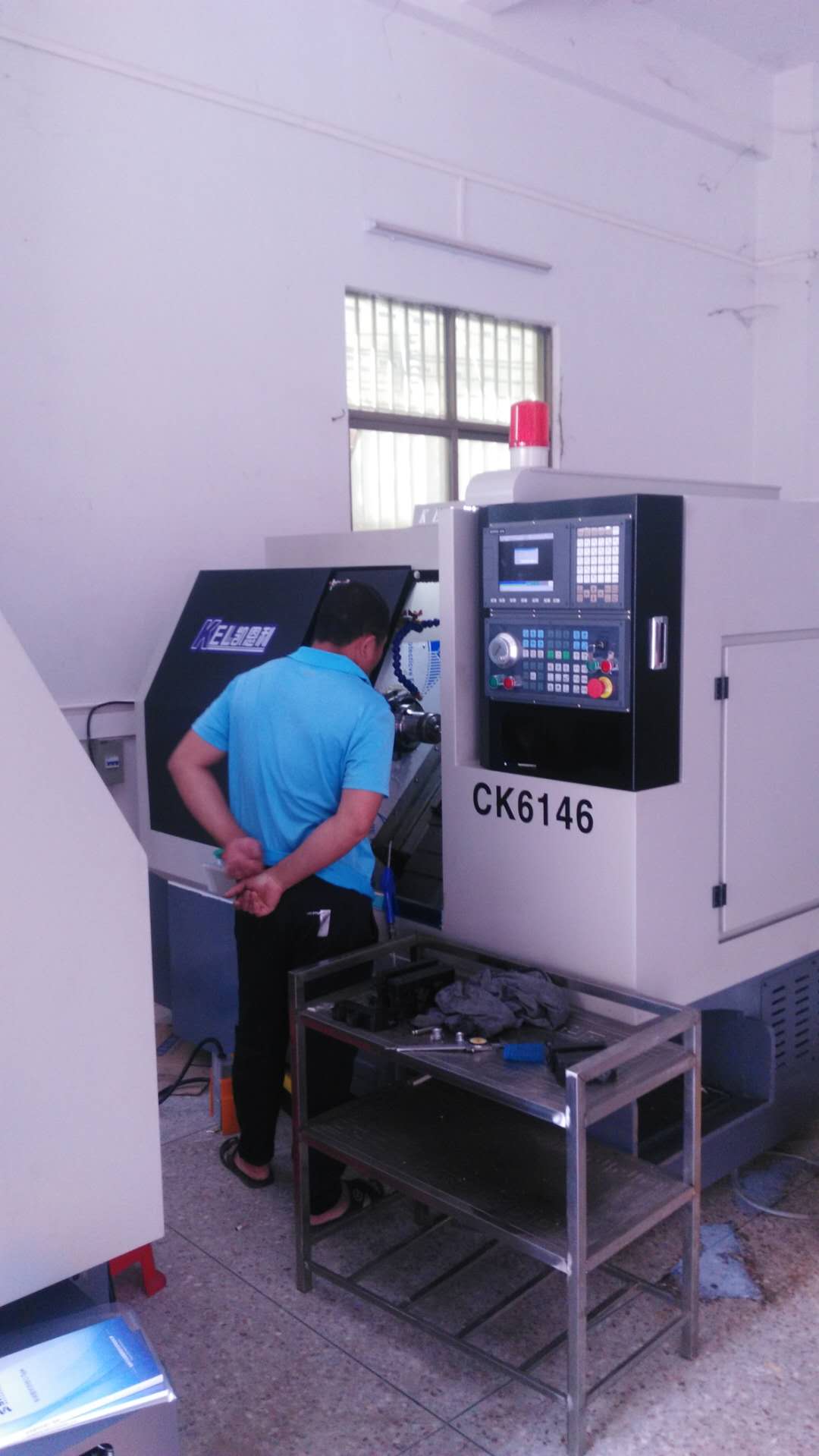 凱恩利安裝完后，觀察加工的情況