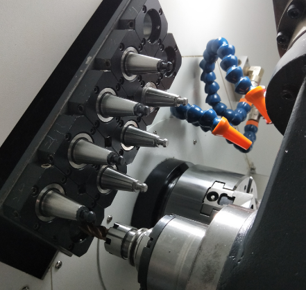 .數(shù)控車床標(biāo)準(zhǔn)配置臺灣套筒主軸．主軸軸承采用日本NSK高精度滾動主軸軸承、主軸最高轉(zhuǎn)速可達6000r/min,主軸伺服主軸驅(qū)動，可實現(xiàn)C軸差補分度加工。