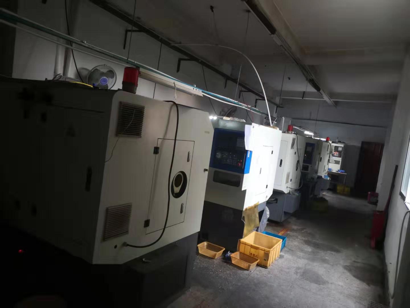 現在機器擺在一樓，總的有六~七臺機，六臺機是中山凱恩利機械的。其中36機5臺，46機1臺