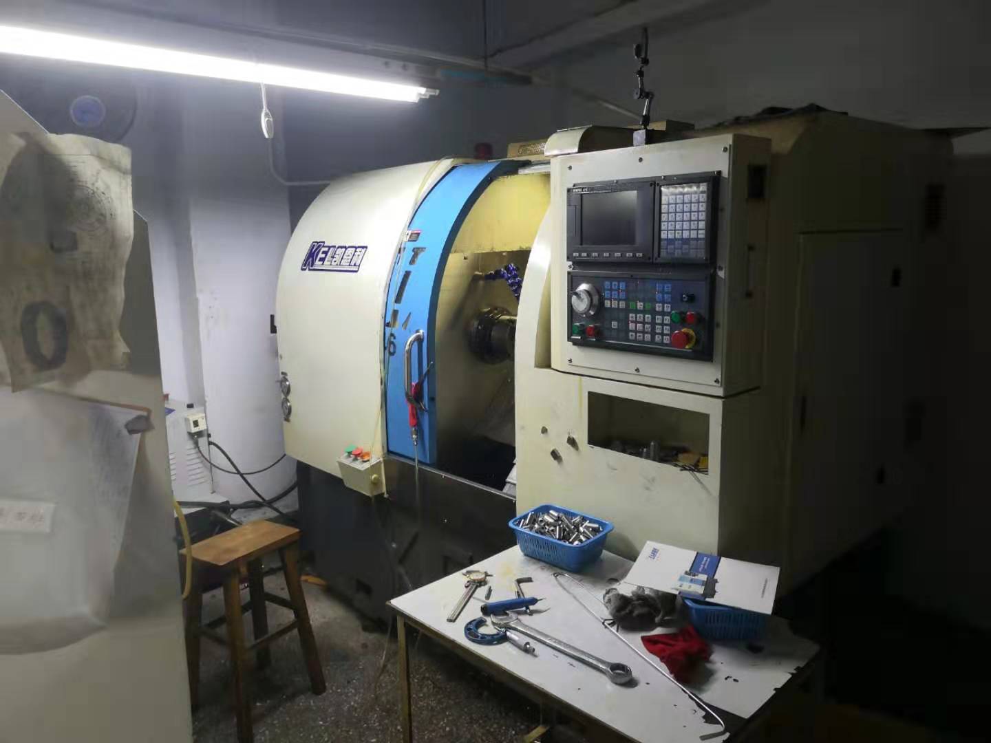 現在機器擺在一樓，總的有六~七臺機，六臺機是中山凱恩利機械的。其中36機5臺，46機1臺